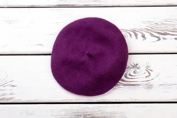 Фиолетовый французский берет для женщин . — стоковое фото