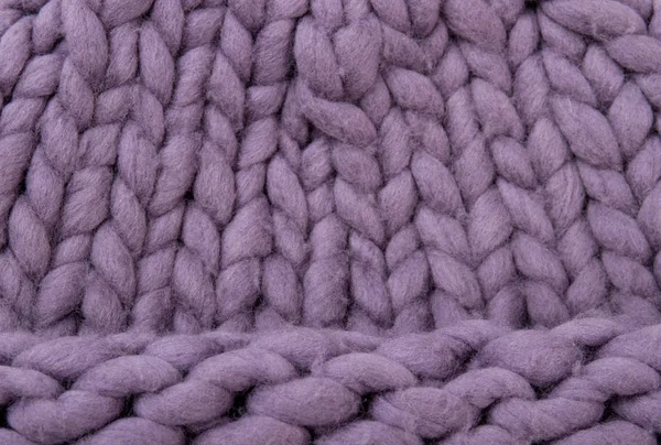 Close-up van vrouwelijke Paarse gebreide winter hoed. — Stockfoto