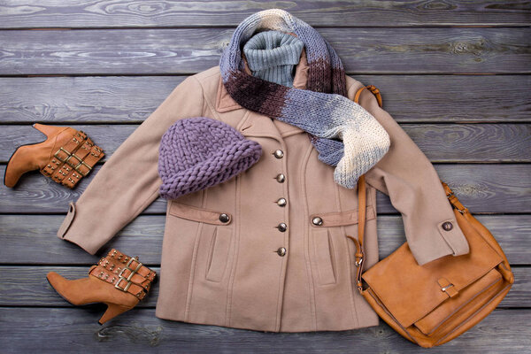 Плоский женский осенний наряд
.