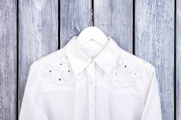 Белая элегантная рубашка на вешалке . — стоковое фото