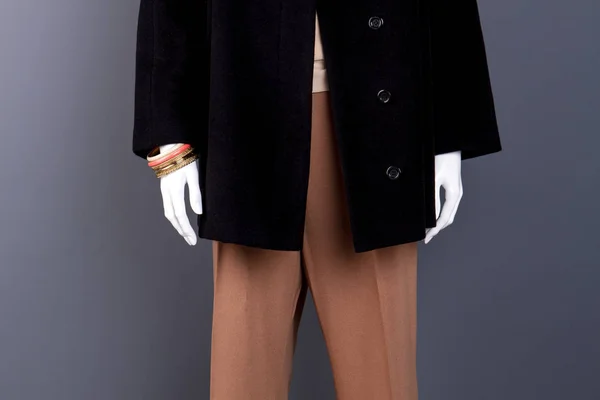 Maniquí femenino con abrigo y pantalones . —  Fotos de Stock