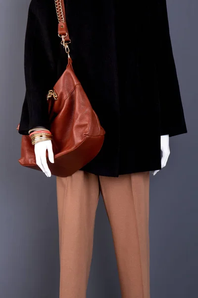 Женская коричневая сумка и брюки . — стоковое фото