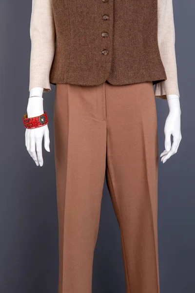Casaco de cintura castanho feminino e calças . — Fotografia de Stock