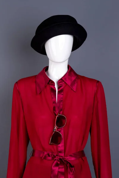 Manequim usando chapéu preto e blusa vermelha . — Fotografia de Stock