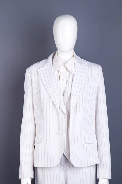 Manichino in costume bianco, sfondo grigio . — Foto Stock