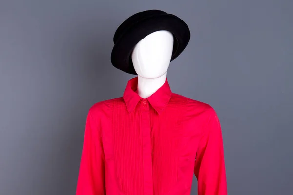 Sombrero negro y blusa elegante roja . —  Fotos de Stock