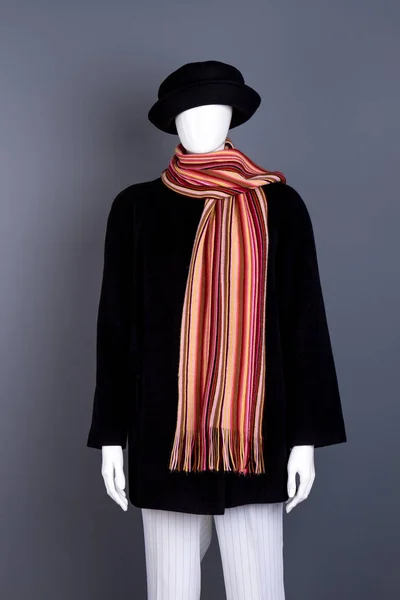 Черные женщины пальто и красочный шарф . — стоковое фото