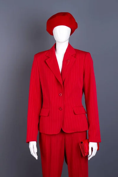 Женский манекен в красной элегантной одежде . — стоковое фото