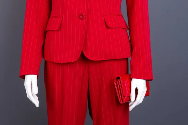 Biçimsel tarzı kırmızı takım elbise ve m-cüzdan. — Stok fotoğraf