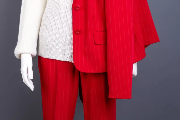 Pantalone rosso femminile, blazer e maglione bianco . — Foto Stock
