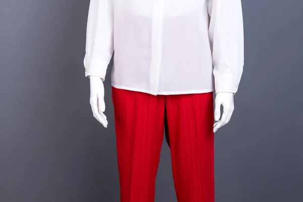 Белая блузка и красные брюки, обрезанное изображение . — стоковое фото