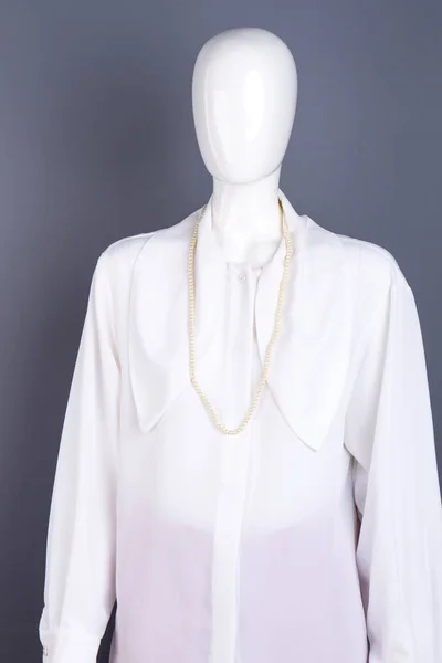 Mujer white chiffon blusa sobre maniquí . —  Fotos de Stock