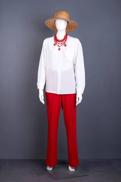 Blusa elegante branca e colar vermelho . — Fotografia de Stock