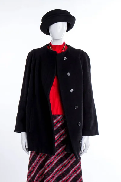 Chapéu preto, sobretudo e camisola vermelha . — Fotografia de Stock