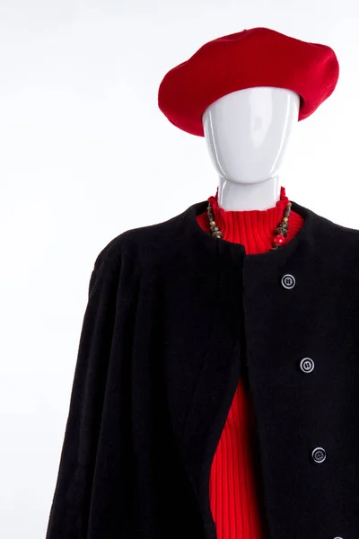 Boina vermelha, suéter e casaco preto . — Fotografia de Stock