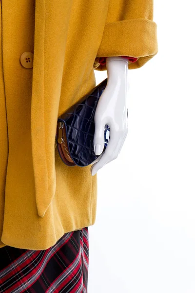 Εσωτερικη θηλυκά μανεκέν με παλτό και το πορτοφόλι. — Φωτογραφία Αρχείου