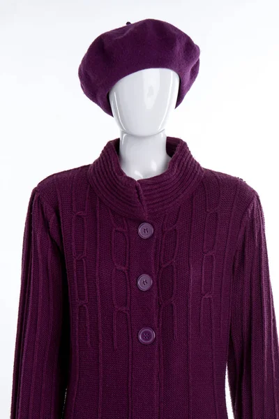 Фиолетовая шляпа и свитер на женском манекене . — стоковое фото