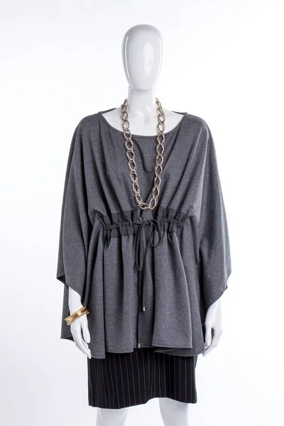 Grijze modieuze blouse en zwarte rok. — Stockfoto