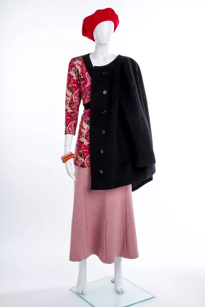 Берет, пальто и юбка на женском манекене . — стоковое фото