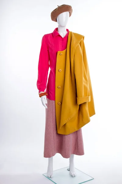 イエロー コートを着た女性マネキン. — ストック写真