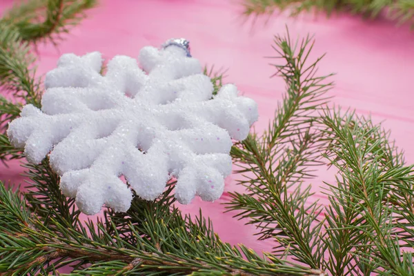 Närbild gran grenar med vit snöflinga dekoration. — Stockfoto