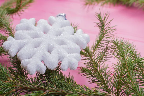 Tannenzweige mit weißer Schneeflockendekoration schließen. — Stockfoto