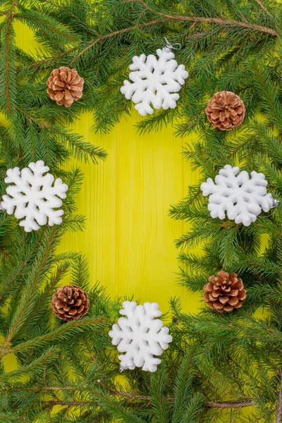 Cornice verde di Natale con decorazioni . — Foto Stock