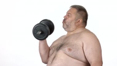 Dambılla egzersiz yapan şişman üstsüz adam..