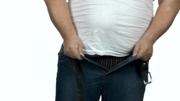 Gorda caucásico hombre no puede sujetar un jeans . — Vídeos de Stock