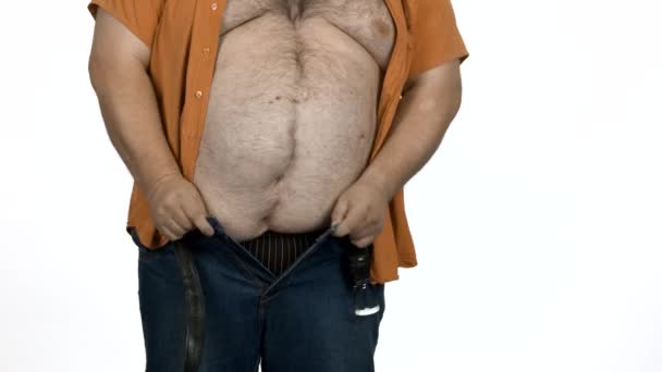 Kövér fickó, aki szűk farmert próbál felvenni.. — Stock videók