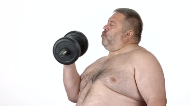 Tłusty facet bez koszulki ćwiczący z hantlami. — Wideo stockowe