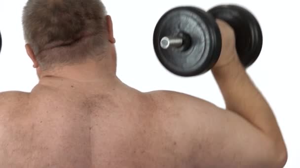 Primer plano del hombre gordo está haciendo ejercicio con pesas . — Vídeos de Stock