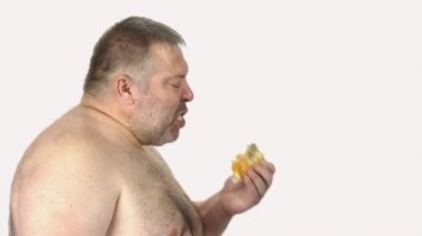 Hamburger yiyen aç şişman adam, yan görüş..