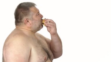 Beyaz arka planda hamburger yiyen şişman adam..