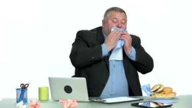 Erkek çalışan masasında yemek yiyor..