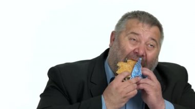 Fazla kilolu işadamının hamburgerinin tadını çıkar.