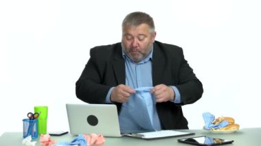 Ofisinde abur cubur olan şişman bir işadamı..