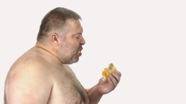 Faim gros homme manger hamburger, vue latérale . — Video