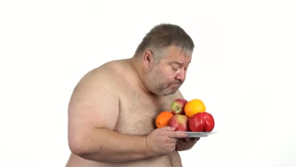 Fette reife Mann hält Teller mit gesunder Nahrung. — Stockvideo
