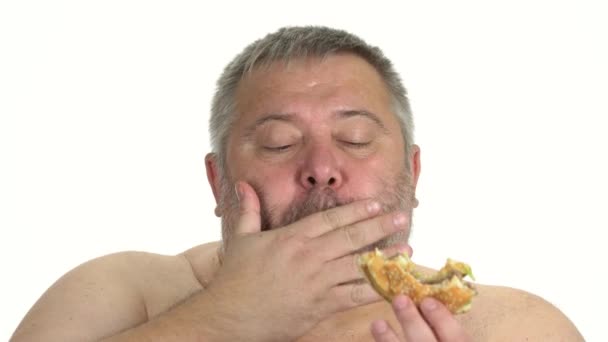 Homme avide de manger un hamburger sur fond blanc . — Video