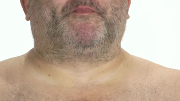 Close up homem gordo lambe os lábios depois de comer . — Vídeo de Stock