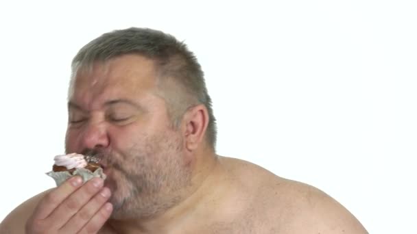 Homem gordo alegre desfrutando de comida não saudável . — Vídeo de Stock