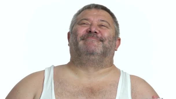 Örömteli túlsúlyos férfi sörivás. — Stock videók