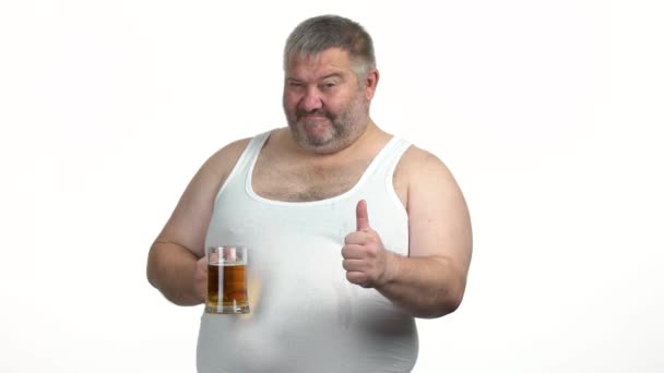 Hombre gordo sosteniendo cerveza y mostrando el pulgar hacia arriba . — Vídeos de Stock