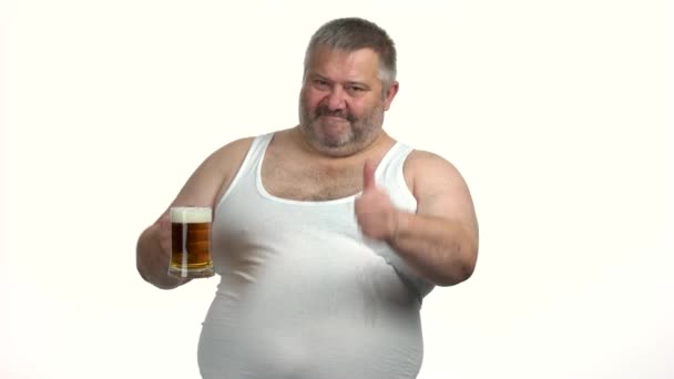 Dospělý muž s nadváhou, pivo dává palec nahoru. — Stock video