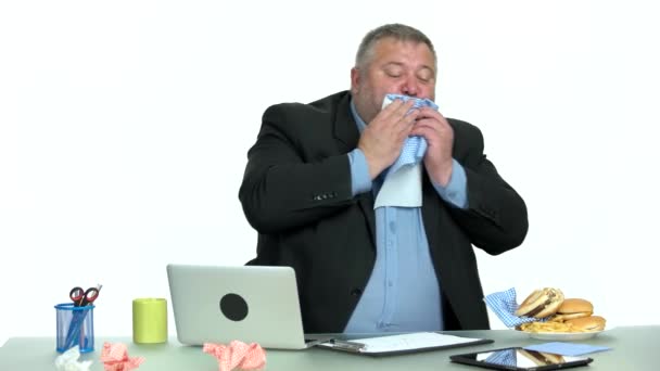 Mannelijke werknemer lunchen aan zijn bureau. — Stockvideo