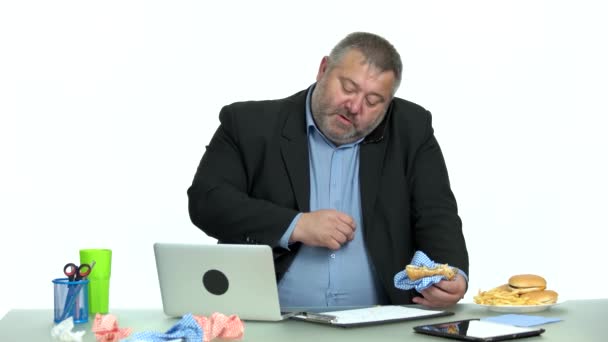 Zakenman geniet van junk food op kantoor. — Stockvideo