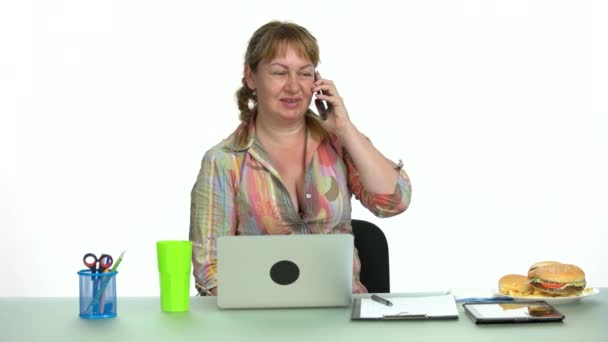 Vidám irodai nő beszél telefonon ül a munkahelyén. — Stock videók