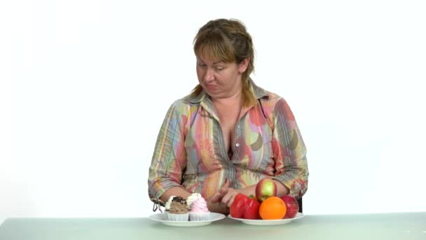 Mujer eligiendo entre comida saludable y no saludable . — Vídeos de Stock