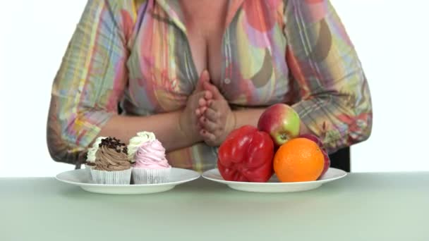 Mulher gorda escolher entre alimentos saudáveis e não saudáveis. — Vídeo de Stock